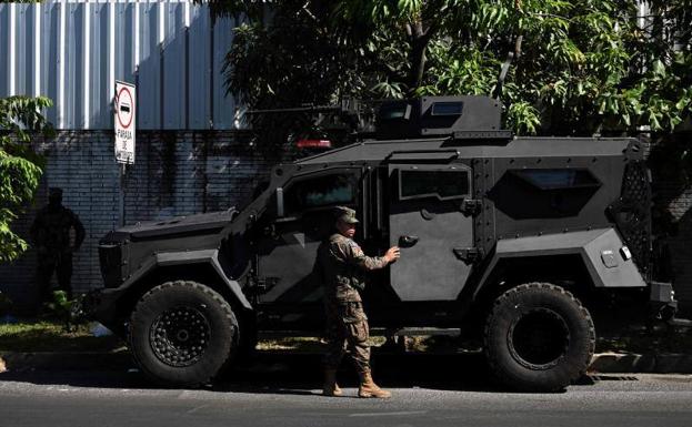 Un vehículo militar desplegado en Soyapango, este domingo./Marvin RECINOS / AFP