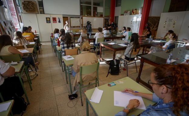 Foto de archivo de aspirantes en unas oposiciones docentes en Canarias