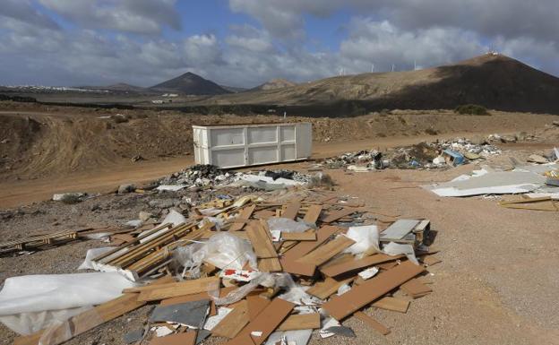 Acumulación de escombros y otros residuos en un espacio habitual de Arrecife. 