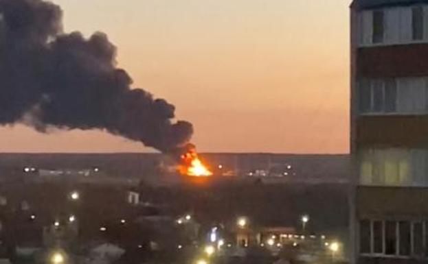 Una columna de humo se elevaba ayer desde el tanque de petróleo alcanzado con un dron, en la región rusa de Kursk. /REUTERS