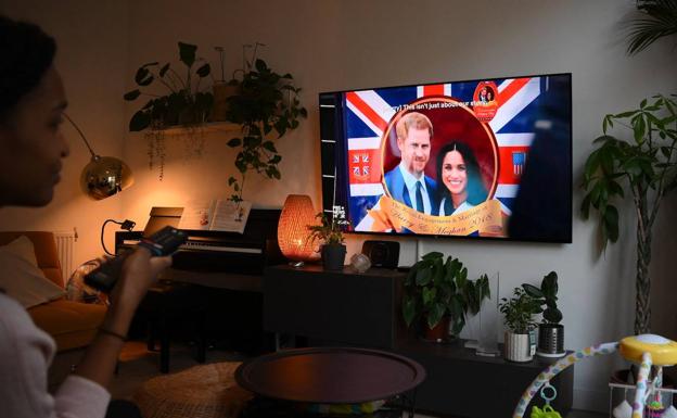 Una mujer británica ve por televisión uno de los episodios de la docuserie sobre los duques de Sussex.