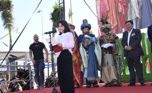 Amelia Díaz lee la carta de los niños del Ayuntamiento de Las Palmas de Gran Canaria a los Reyes Magos. 