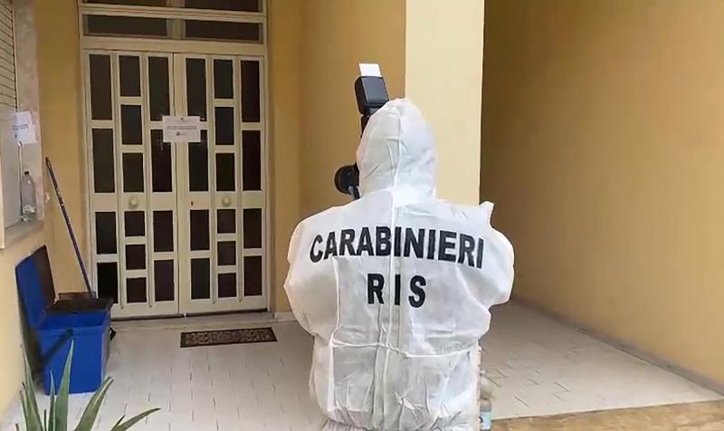 Un carabinieri toma fotos de la entrada a una de las casas donde se escondía el último capo de la Cosa Nostra detenido, Matteo Messina.