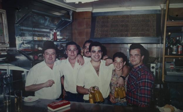 Foto tomada en La Boheme. Paco, a la izquierda, con empleados, amigos y familiares. 