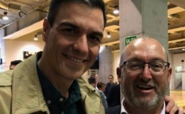 Fuentes, junto a Pedro Sánchez. 